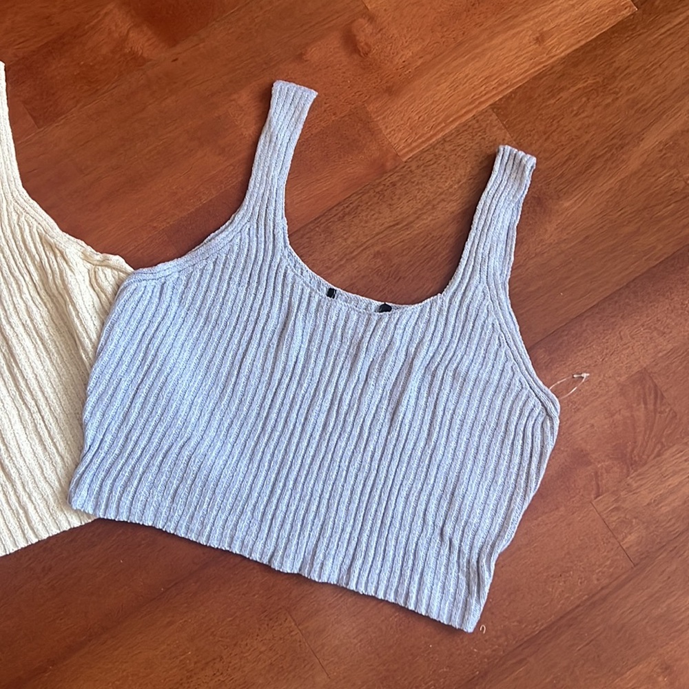 2 Cropped Tops - Picture 3 of 4